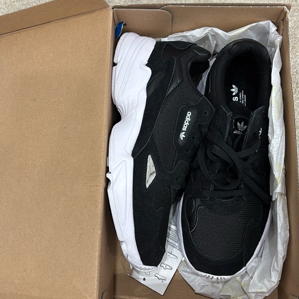 MWT- Women’s Adidas Falcon sneakers